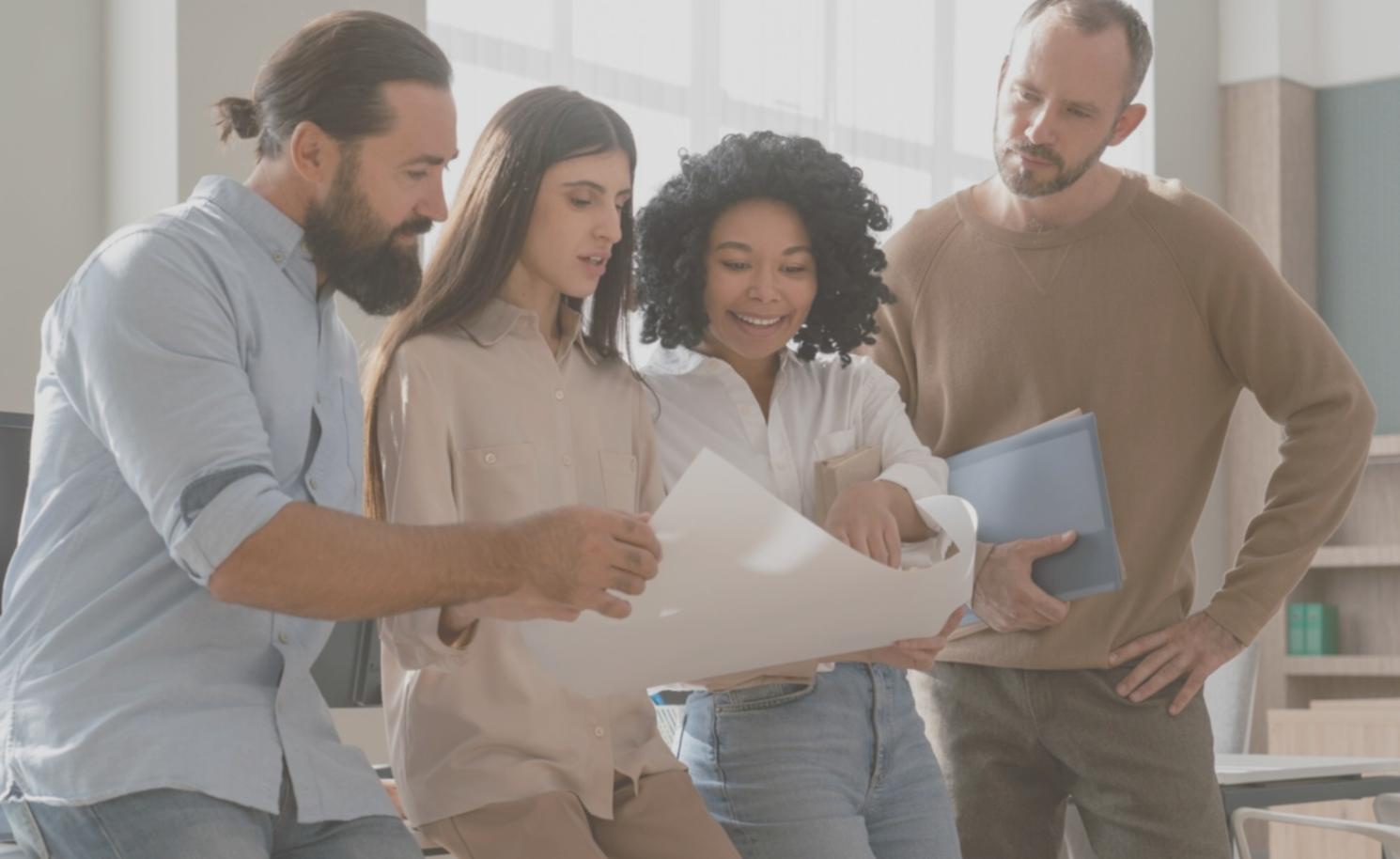 Sesión de trabajo con modelos financieros en pantallas múltiples