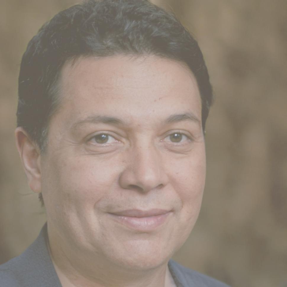 Retrato profesional de instructor senior en finanzas corporativas
