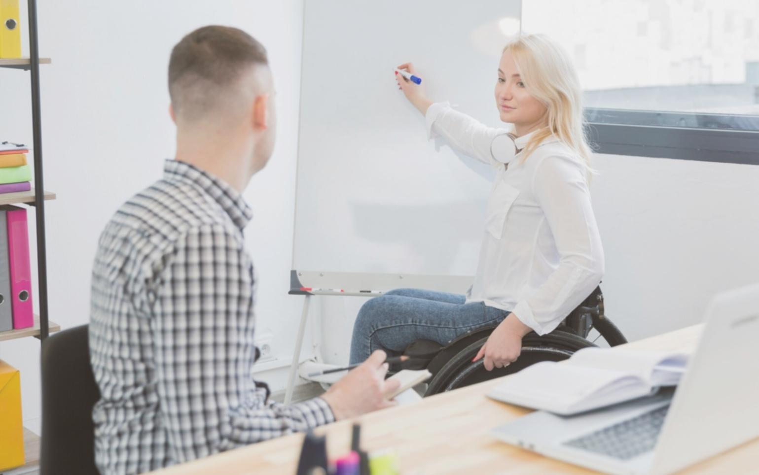 Sesión de consultoría financiera con cliente empresarial en oficinas modernas